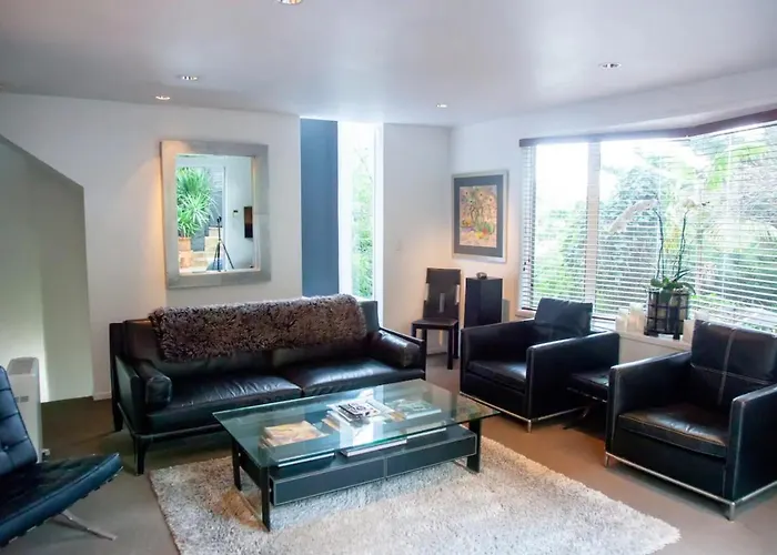 Bright 2 Bedroom Townhouse In Central Parnell